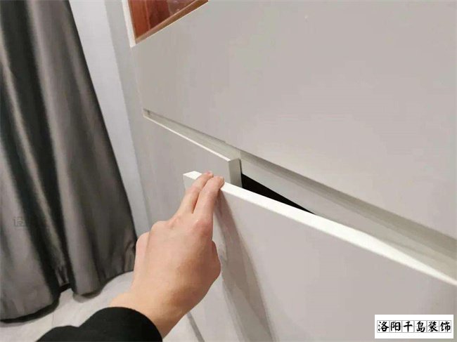 平板無(wú)拉手柜門